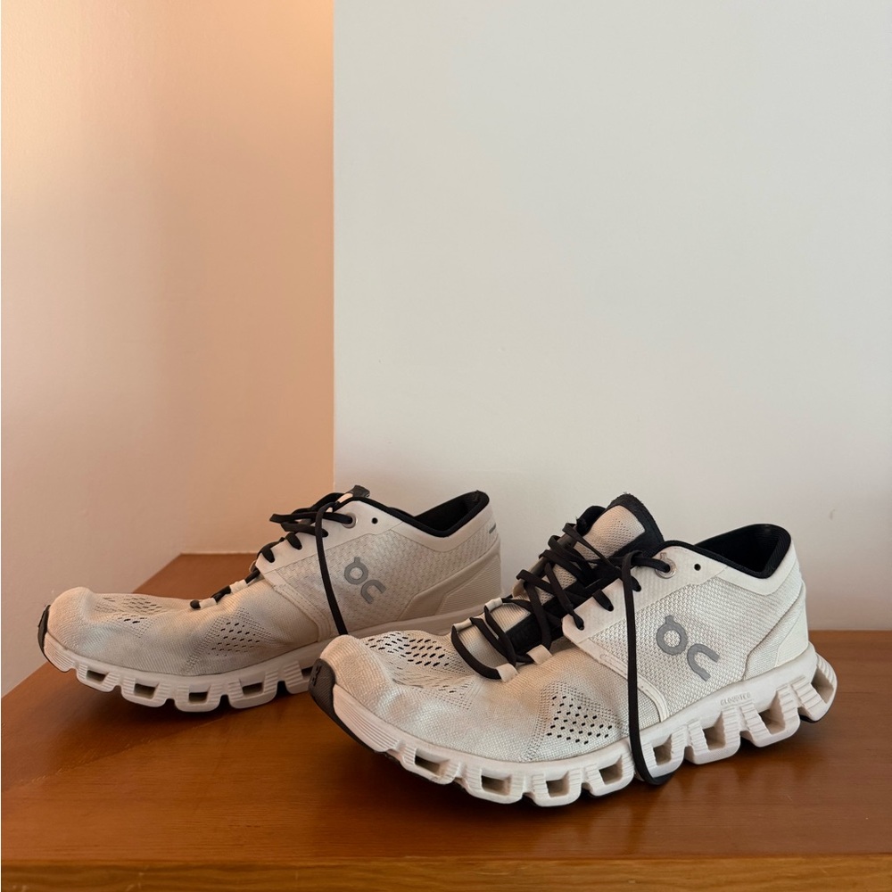 On Women’s Running Shoes size 9 - Picture 2 of 4